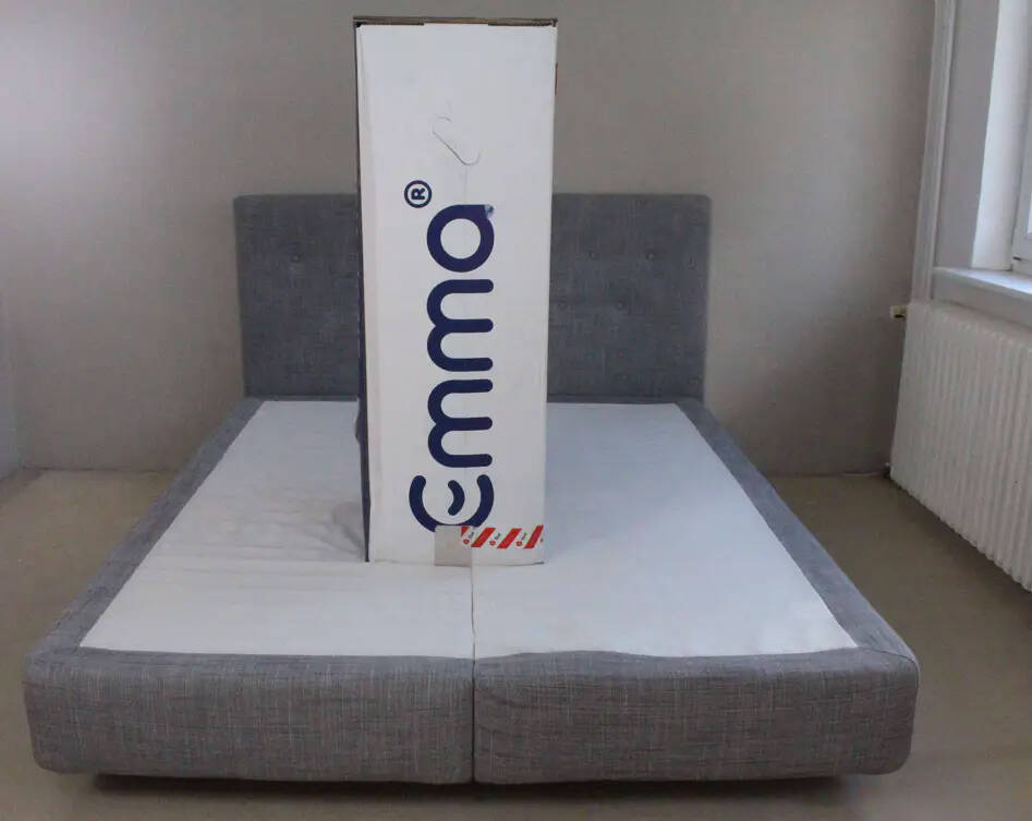 Emma One in der Versandbox auf unserem Bett